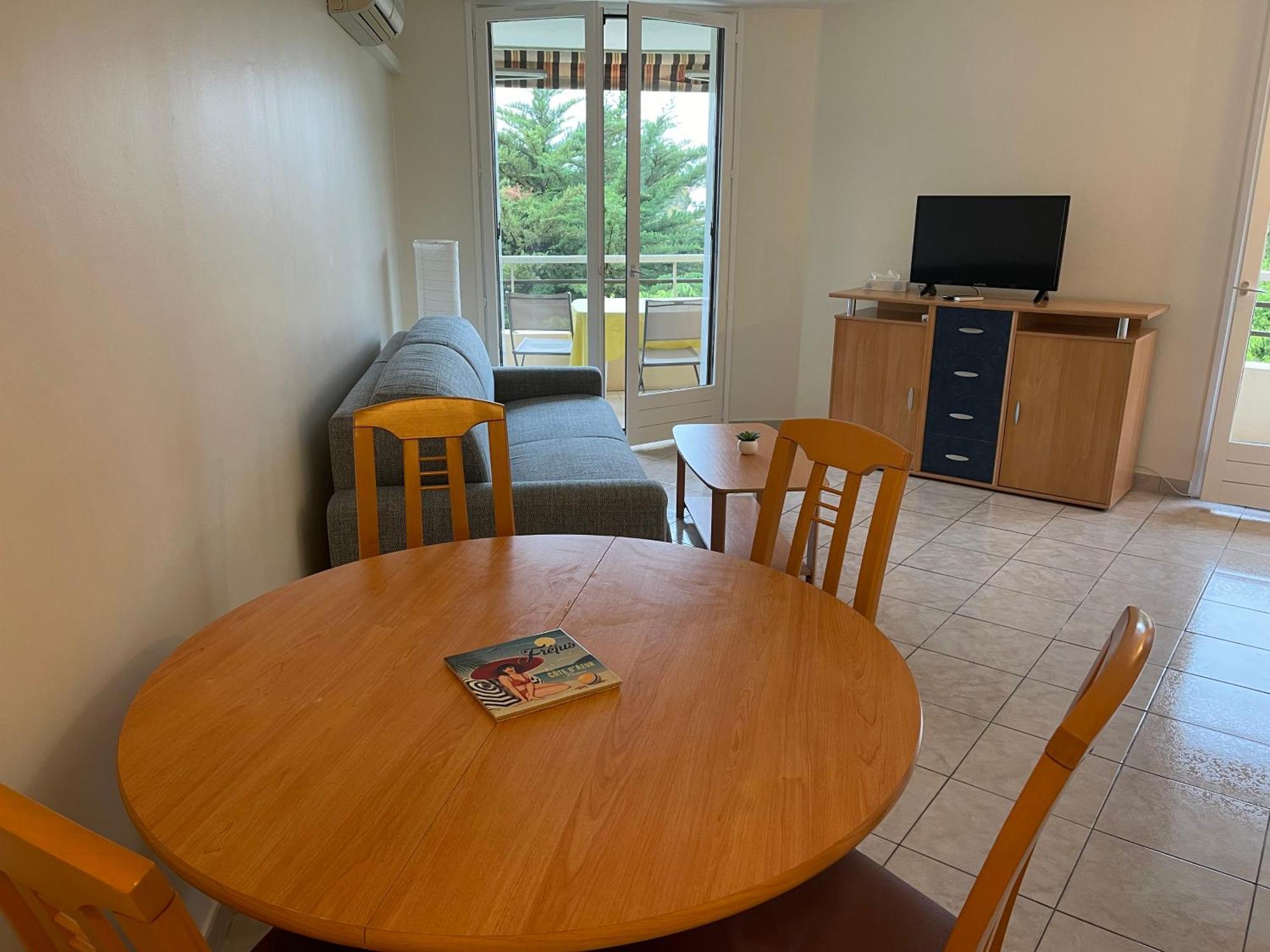 T2, Piscine, Parking, Plages A 200m Frejus