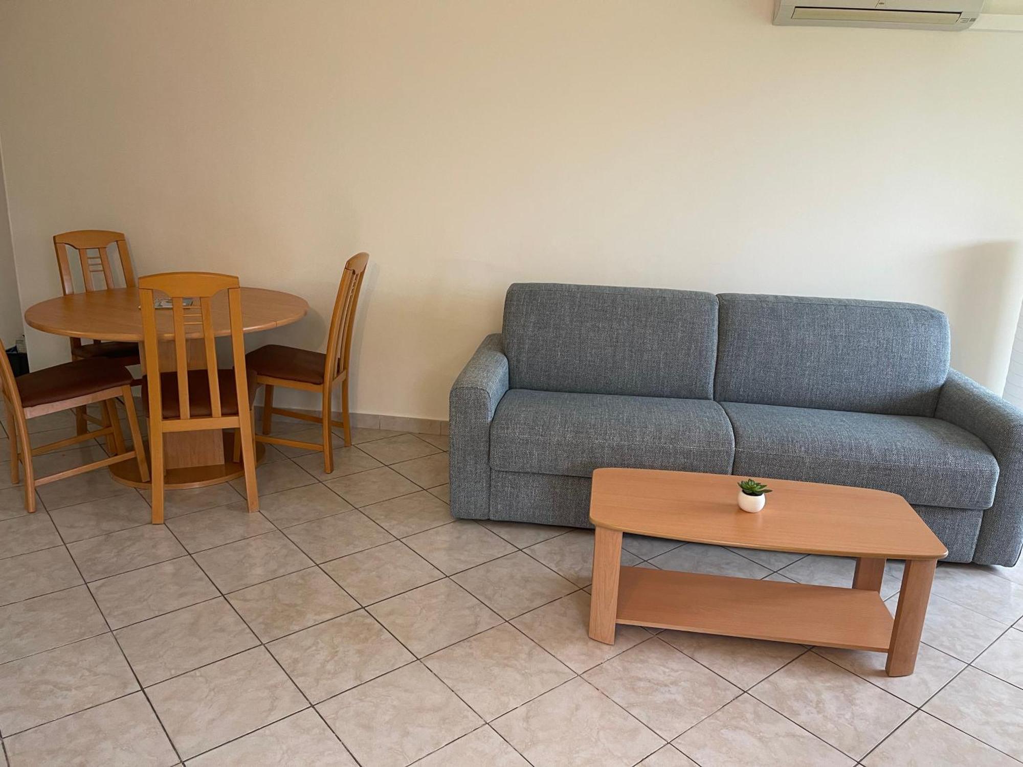T2, Piscine, Parking, Plages à 200m *